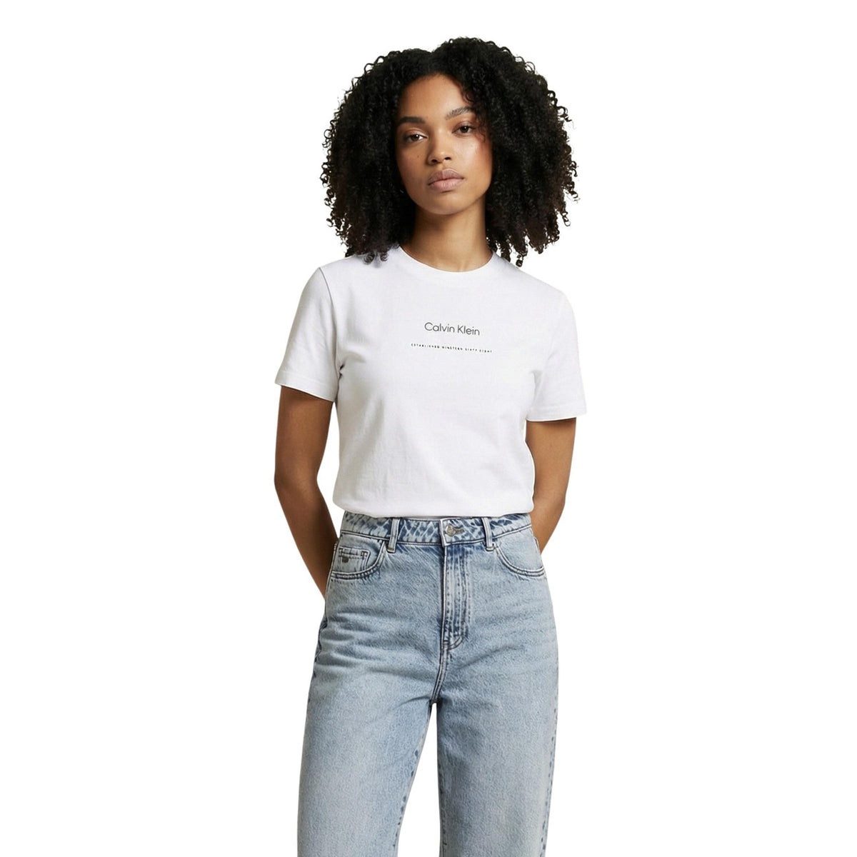 Image 4 : T-shirt Calvin Klein Jeans femme noir col rond manches courtes porté — Delvale