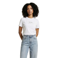 Image 4 : T-shirt Calvin Klein Jeans femme noir col rond manches courtes porté — Delvale