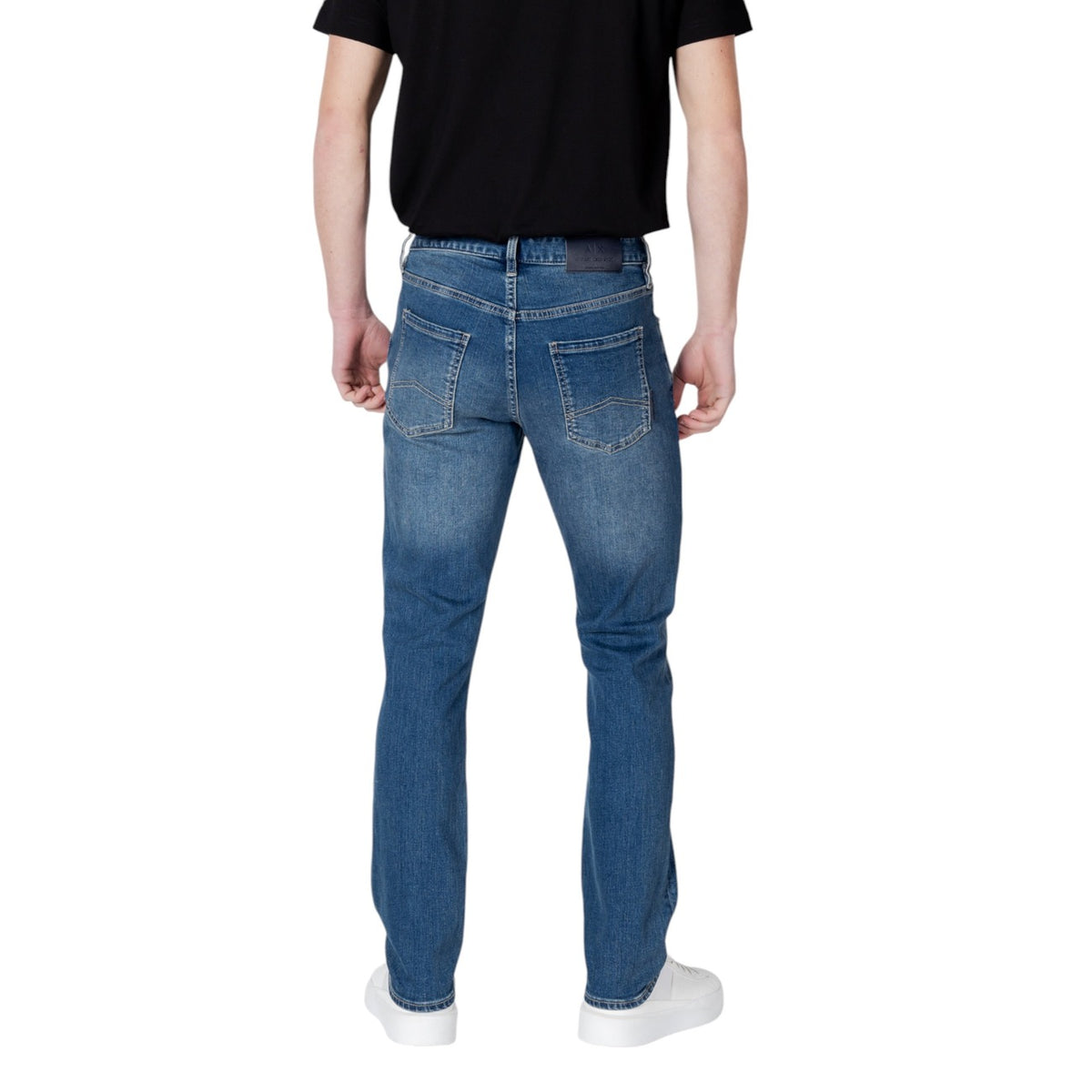 Image 2 : Détail du jean bleu homme Armani Exchange montrant la coupe et les finitions — Delvale