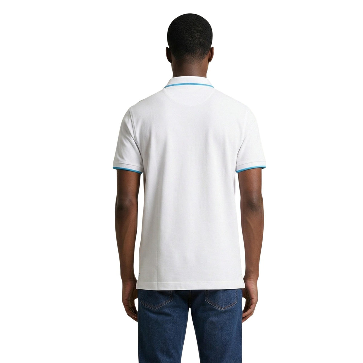 Image 2 : Vue de face du polo homme U.S. Polo Assn. en coton piqué blanc, col structuré avec finitions bleues et fermeture deux boutons — Delvale