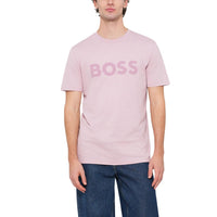 T-shirt Boss homme rose poudré logo ton sur ton porté avec jean indigo, vue de face