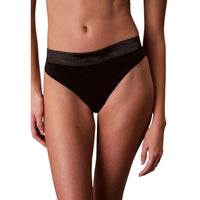 Image 8 : Ensemble lingerie Calvin Klein Underwear femme noir porté — vue trois quarts, soutien-gorge et culotte coordonnés — Delvale