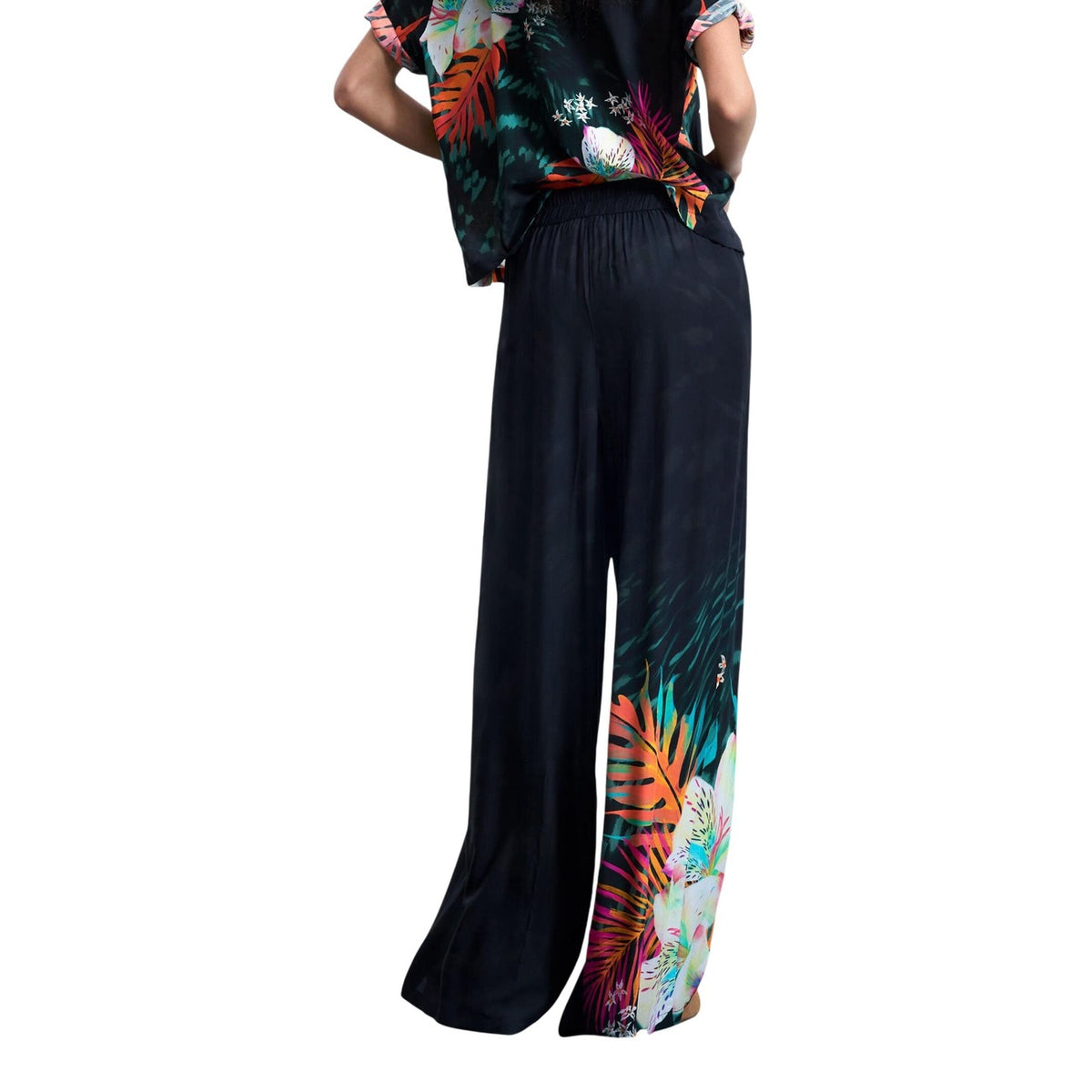 Image 2 : Pantalon Desigual femme noir à imprimé floral, détail de la coupe fluide — Delvale