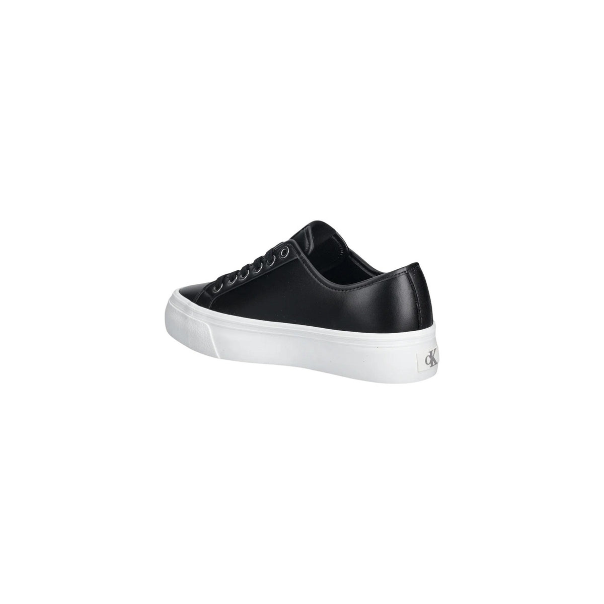 Image 3 : Baskets Calvin Klein Jeans femme vue de trois quarts avant, lacets noirs et semelle plateforme blanche épaisse — Delvale