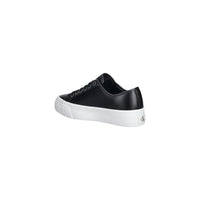 Image 3 : Baskets Calvin Klein Jeans femme vue de trois quarts avant, lacets noirs et semelle plateforme blanche épaisse — Delvale
