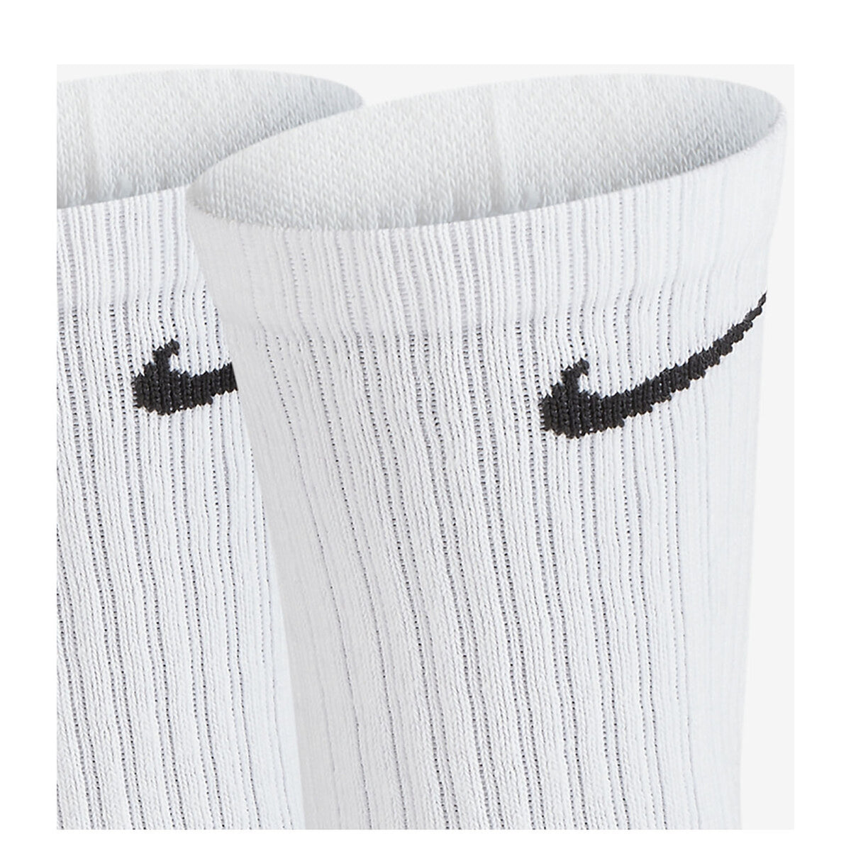 Image 3 : Détail du logo Swoosh Nike brodé en noir sur chaussettes crew blanches, pack x3 homme — Delvale