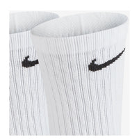 Image 3 : Détail du logo Swoosh Nike brodé en noir sur chaussettes crew blanches, pack x3 homme — Delvale