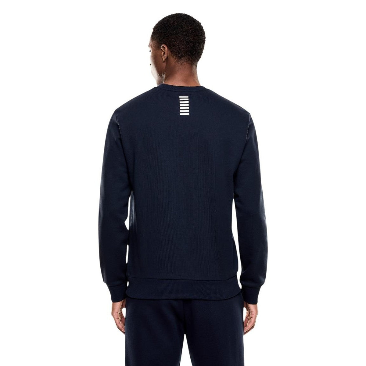 Image 2 : Détail logo EA7 blanc centré sur sweat bleu marine homme Emporio Armani — Delvale