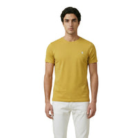 Image 1 : T-shirt col rond jaune moutarde U.S. Polo Assn. porté par un homme, vue de face, fond blanc — Delvale
