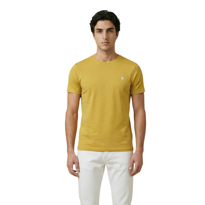 Image 1 : T-shirt col rond jaune moutarde U.S. Polo Assn. porté par un homme, vue de face, fond blanc — Delvale
