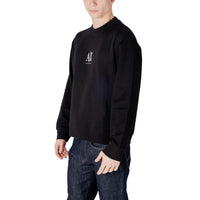 Sweat col rond Armani Exchange homme noir porté de trois quarts, logo AX blanc centré sur la poitrine, coupe légèrement boxy