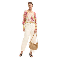Image 2 : Détail du pull Desigual femme rose aux imprimés floraux délicats — delvale
