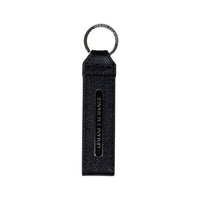 Porte-clés Armani Exchange cuir noir — détail finition métal et logo AX