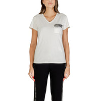 Image 1 : T-shirt Liu Jo femme blanc cassé col V avec poche poitrine logo strass, porté avec un pantalon noir — Delvale