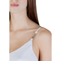 Image 2 : Vue détail du débardeur Guess blanc col V, finition premium polyester — delvale