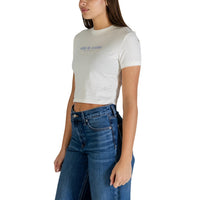 Image 3 : T-shirt Calvin Klein Jeans blanc femme vue de profil coton premium — delvale