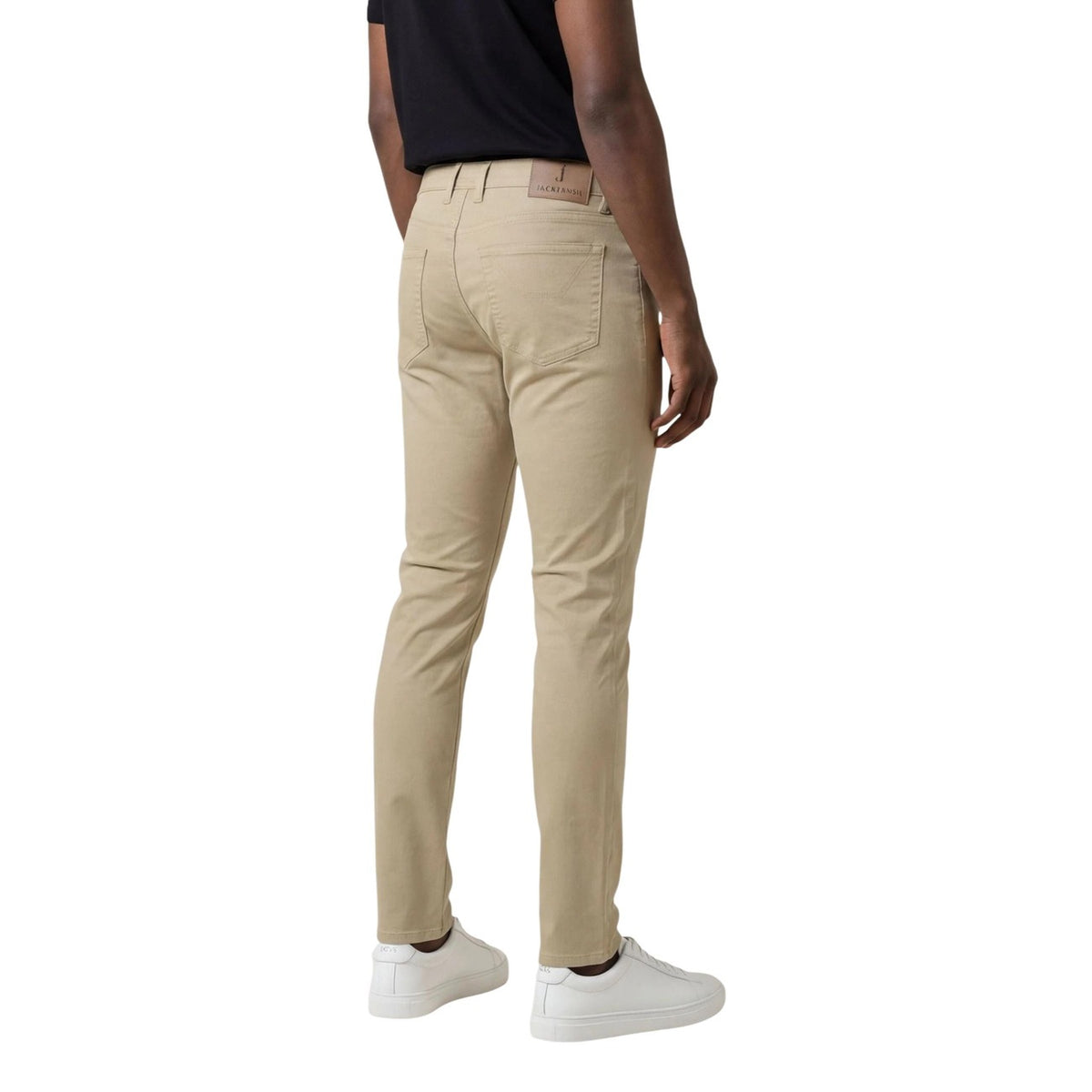 Image 2 : Pantalon chino Jeckerson homme coupe ajustée, détail du tombé fluide sur jambe droite en matière chenille stretch beige — Delvale