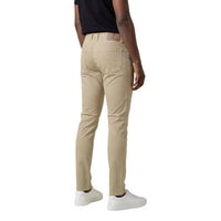 Image 2 : Pantalon chino Jeckerson homme coupe ajustée, détail du tombé fluide sur jambe droite en matière chenille stretch beige — Delvale
