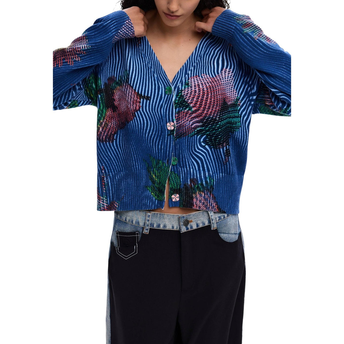Image 2 : Détail du motif floral coloré sur cardigan Desigual femme bleu en coton — Delvale
