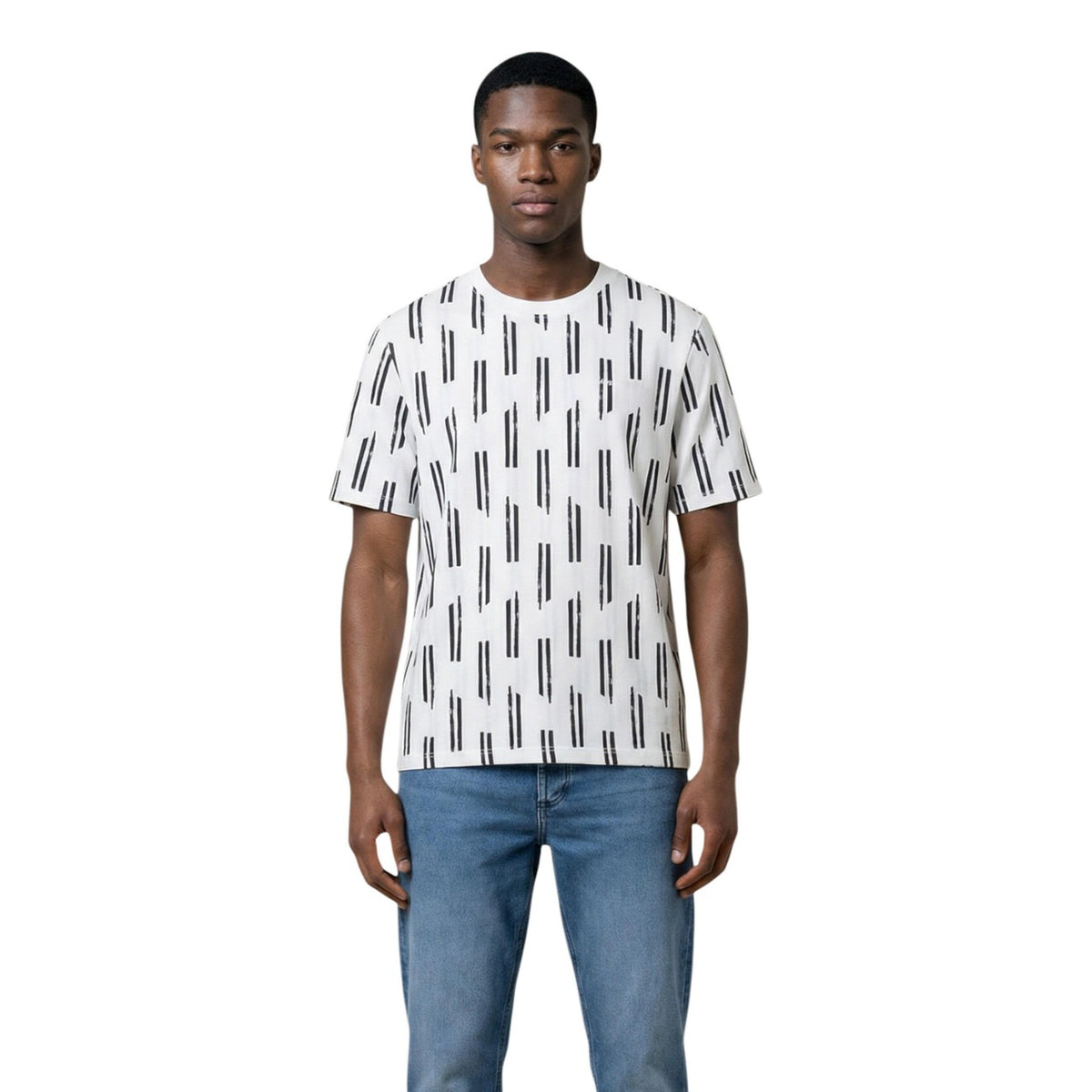 Image 1 : T-shirt homme Antony Morato blanc cassé à motif graphique all-over de traits verticaux bleu marine, porté avec un jean, vue de face — 9yvwh4-xt