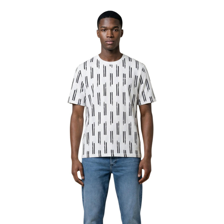 Image 1 : T-shirt homme Antony Morato blanc cassé à motif graphique all-over de traits verticaux bleu marine, porté avec un jean, vue de face — 9yvwh4-xt