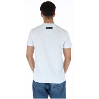 Image 2 : Détail du logo Plein Sport en lettrage texturé noir et rouge sur t-shirt blanc homme — Delvale