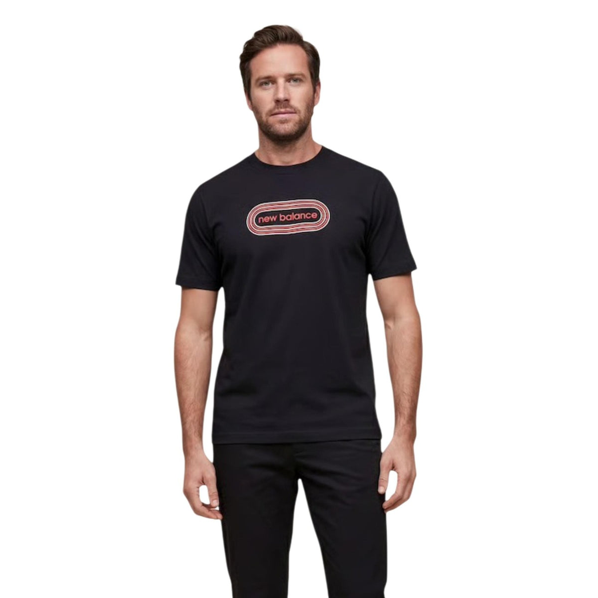 Image 1 : T-shirt homme New Balance noir à logo graphique imprimé sur la poitrine, col rond et manches courtes, porté par un homme — Delvale