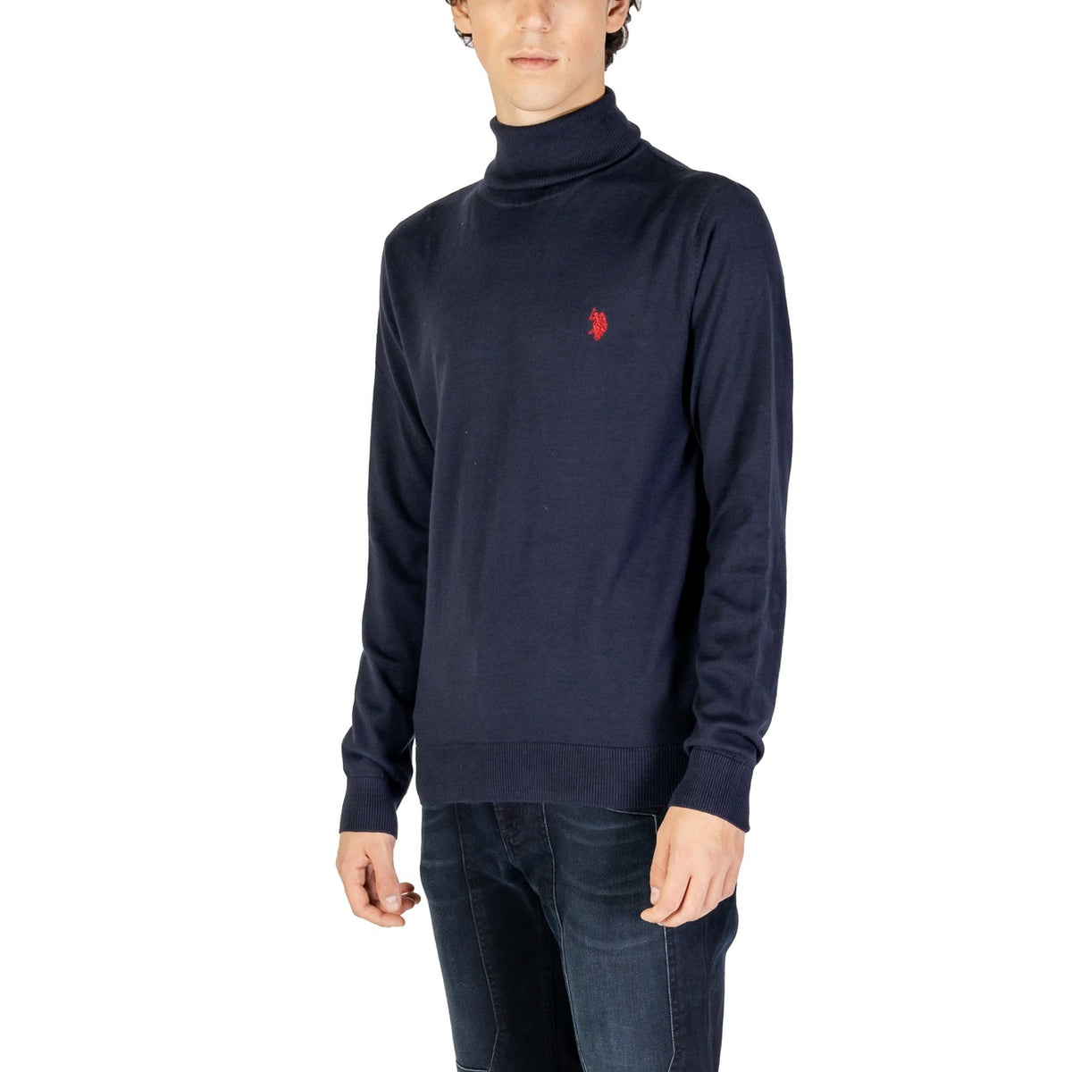Image 3 : Détail du logo cavalier U.S. Polo Assn. brodé en rouge sur pull col roulé bleu marine homme — Delvale
