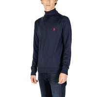 Image 3 : Détail du logo cavalier U.S. Polo Assn. brodé en rouge sur pull col roulé bleu marine homme — Delvale