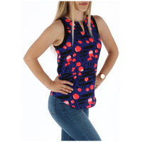 Image 2 : Débardeur sans manches Armani Exchange bleu marine motifs floraux corail et abstraits noirs, vue de face sur mannequin femme — Delvale