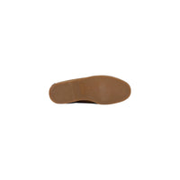 Image 5 : Paire de mocassins Timberland homme cuir nubuck camel posée sur fond blanc, style bateau classique — Delvale