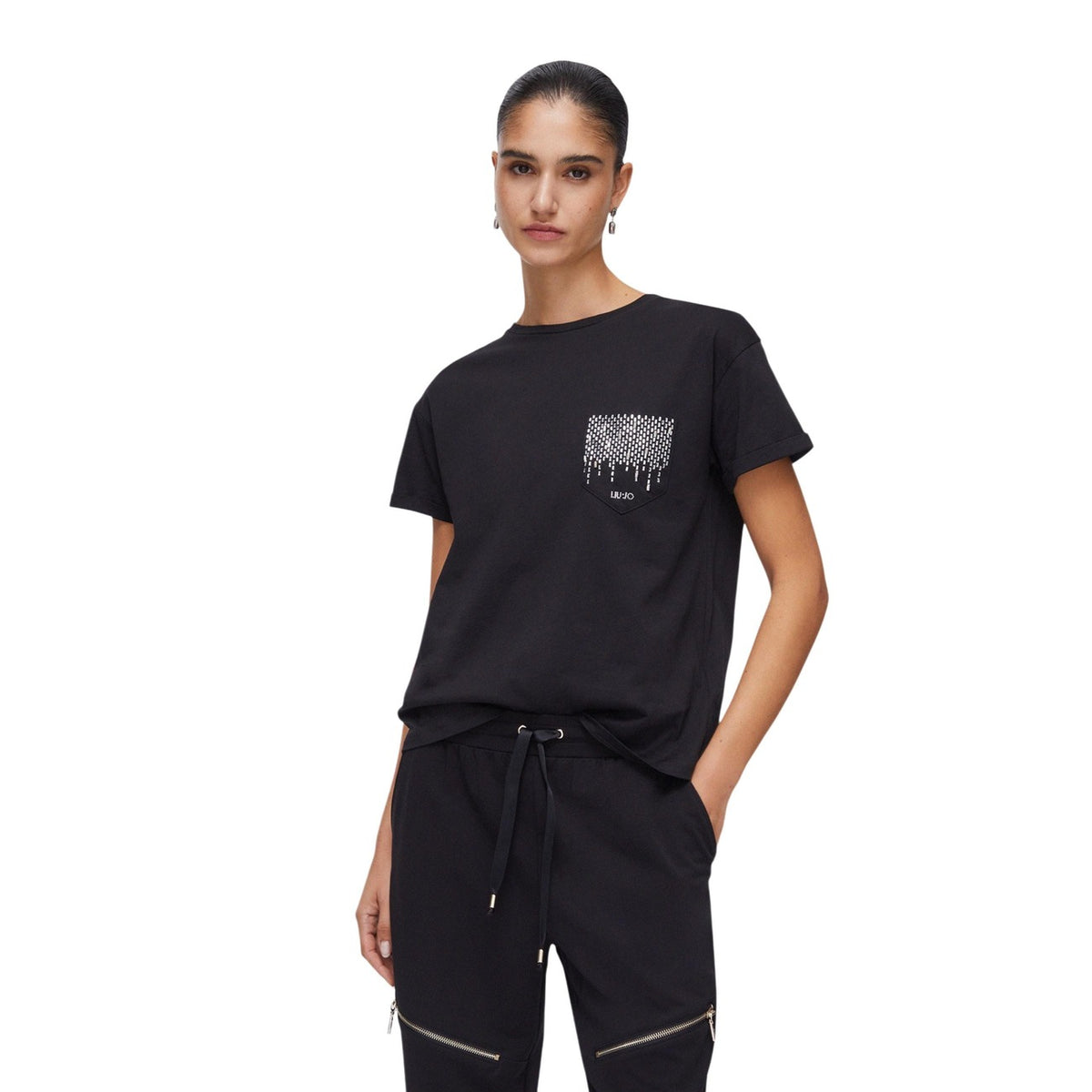 Image 1 : Femme portant le t-shirt Liu Jo noir col rond avec poche ornée de strass argentés effet cascade, vue de face — Delvale