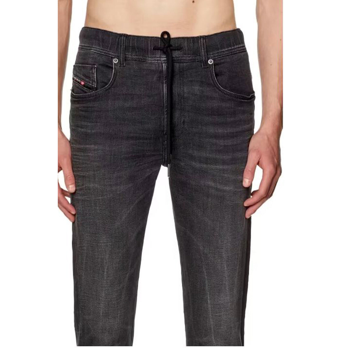 Image 3 : Jean Diesel homme noir délavé coupe ajustée vue générale, poches frontales et patch logo visible — Delvale