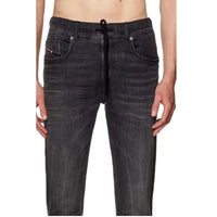 Image 3 : Jean Diesel homme noir délavé coupe ajustée vue générale, poches frontales et patch logo visible — Delvale
