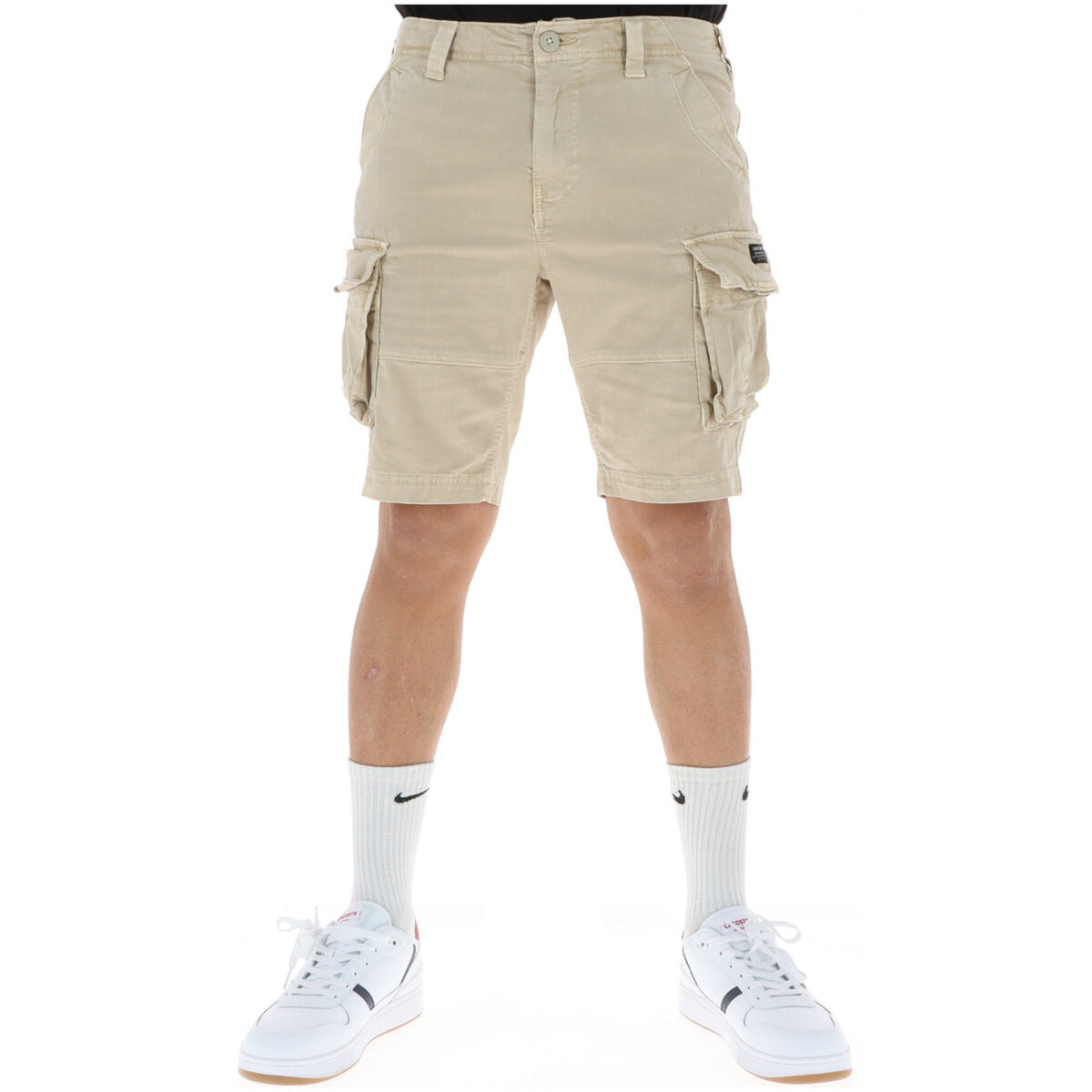 Image 4 : Vue de trois quarts du bermuda cargo Superdry homme kaki, badge logo sur la cuisse — Delvale