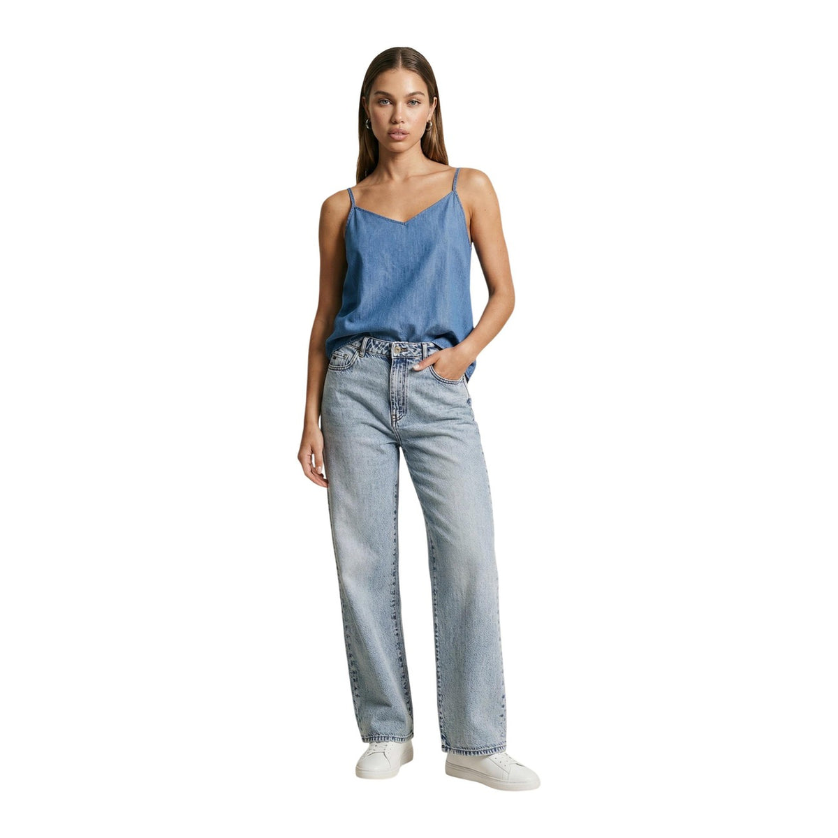 Image 5 : Débardeur Only femme col V denim bleu, vue d'ensemble sur mannequin grande taille portant un jean clair — Delvale
