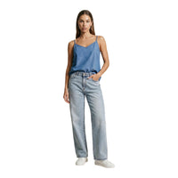 Image 5 : Débardeur Only femme col V denim bleu, vue d'ensemble sur mannequin grande taille portant un jean clair — Delvale