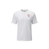 Image 4 : Vue trois quarts du t-shirt New Balance homme noir, coupe régulière et col rond, associé à un jean blanc — Delvale