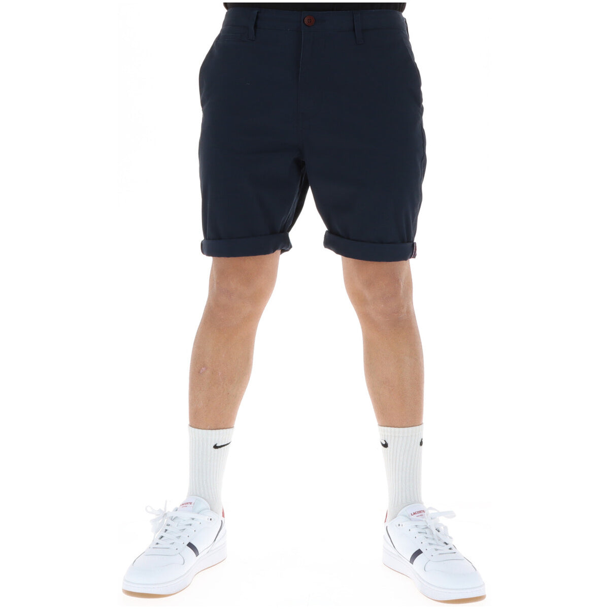 Image 1 : Bermuda chino Superdry homme bleu marine, vue de face portée avec baskets Lacoste blanches — Delvale