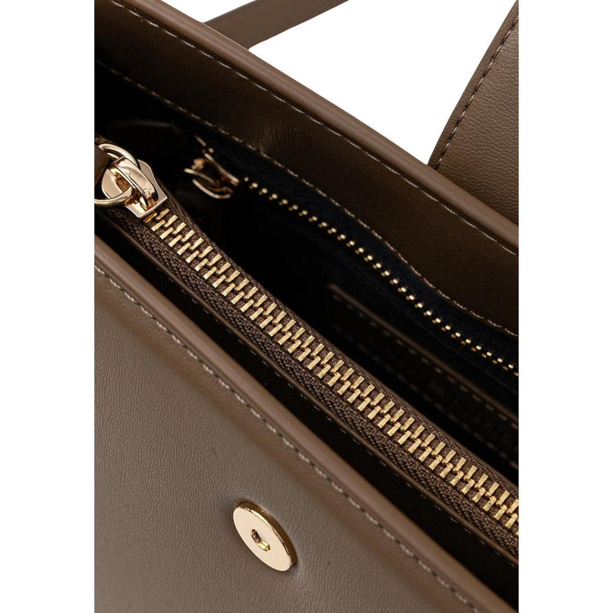 Image 4 : Sac Tommy Hilfiger femme porté en bandoulière, format compact carré en simili cuir brun grisé — Delvale