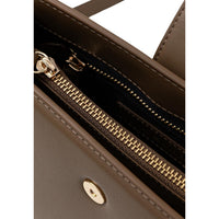 Image 4 : Sac Tommy Hilfiger femme porté en bandoulière, format compact carré en simili cuir brun grisé — Delvale