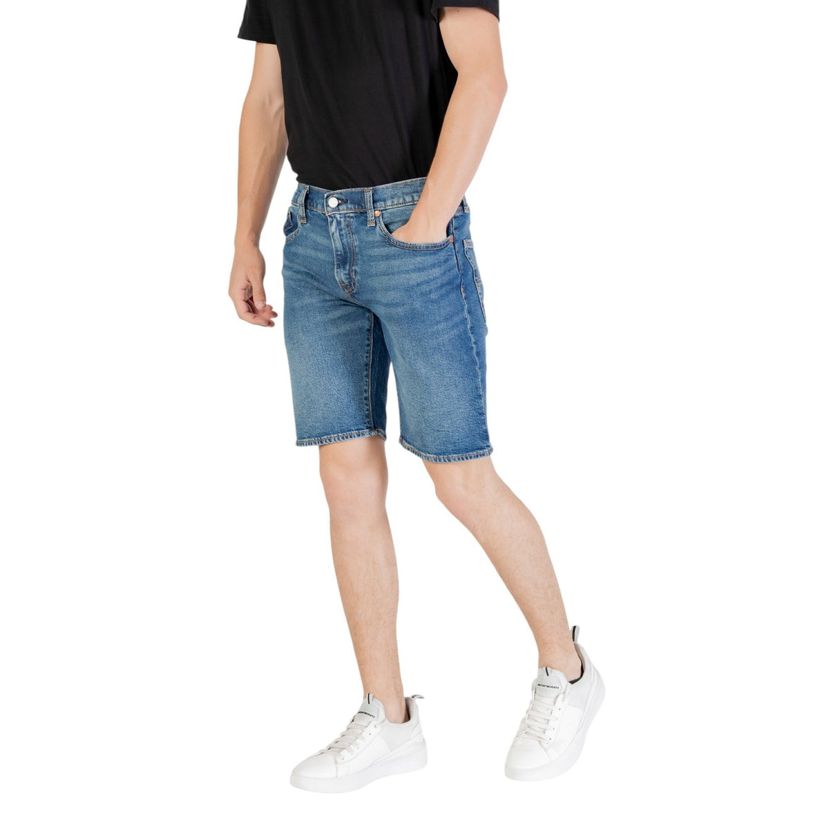 Levi's Short Jeans Homme Bleu Moyen Délavé Ourlet Brut Coupe Droite Vue de 3/4 — Delvale