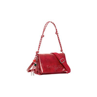 Image 2 : Détail du logo Desigual gaufré sur rabat rouge verni du sac femme — delvale