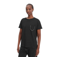 Image 4 : Modèle portant le t-shirt Liu Jo noir coupe droite, vue trois quarts, mise en valeur de la poche strass — Delvale