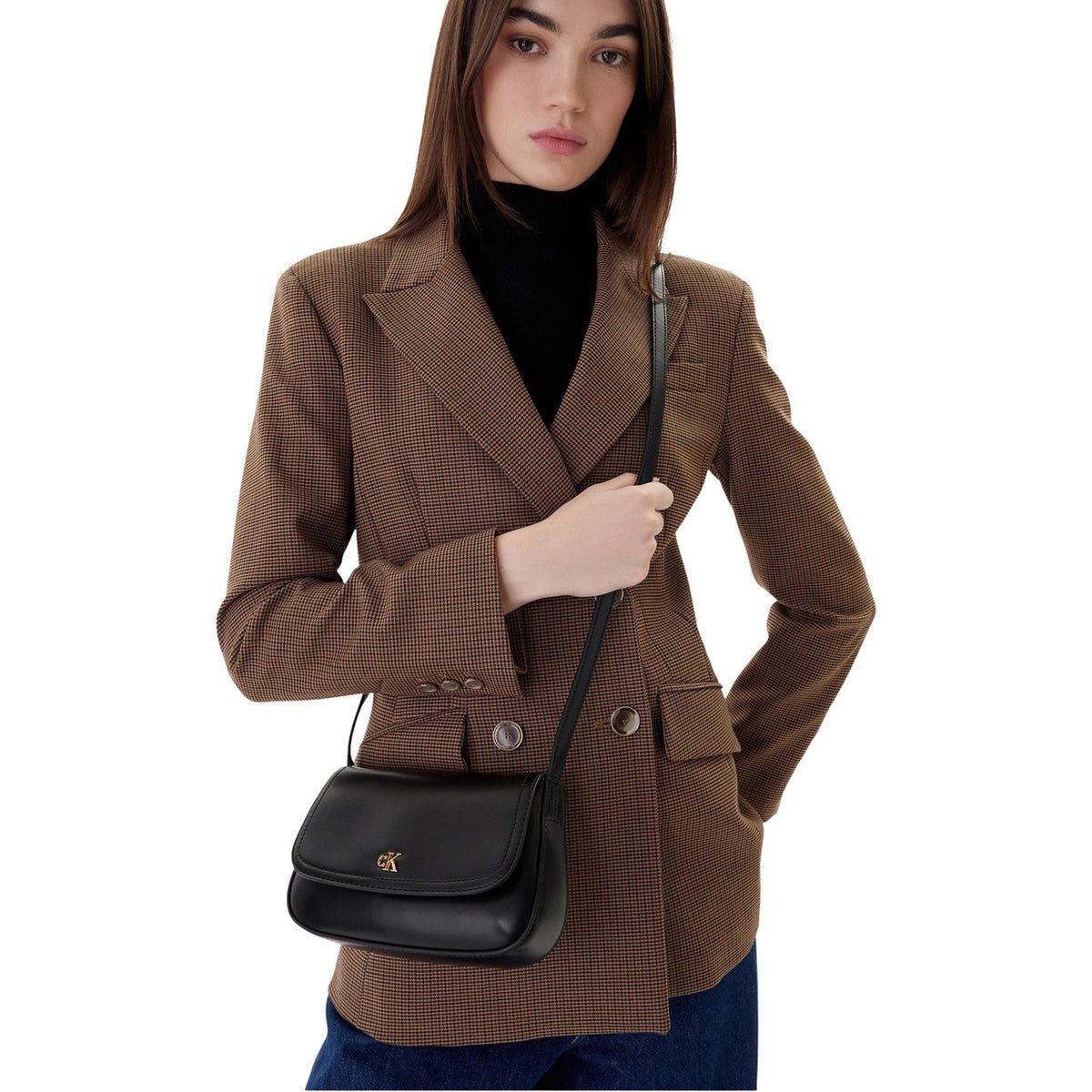 Image 2 : Sac bandoulière Calvin Klein femme noir forme demi-lune, détail du clip doré et finitions — Delvale
