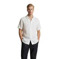 Image 1 : Homme portant la chemise lin blanc Gianni Lupo col en V manches courtes, vue de face sur fond blanc — Delvale