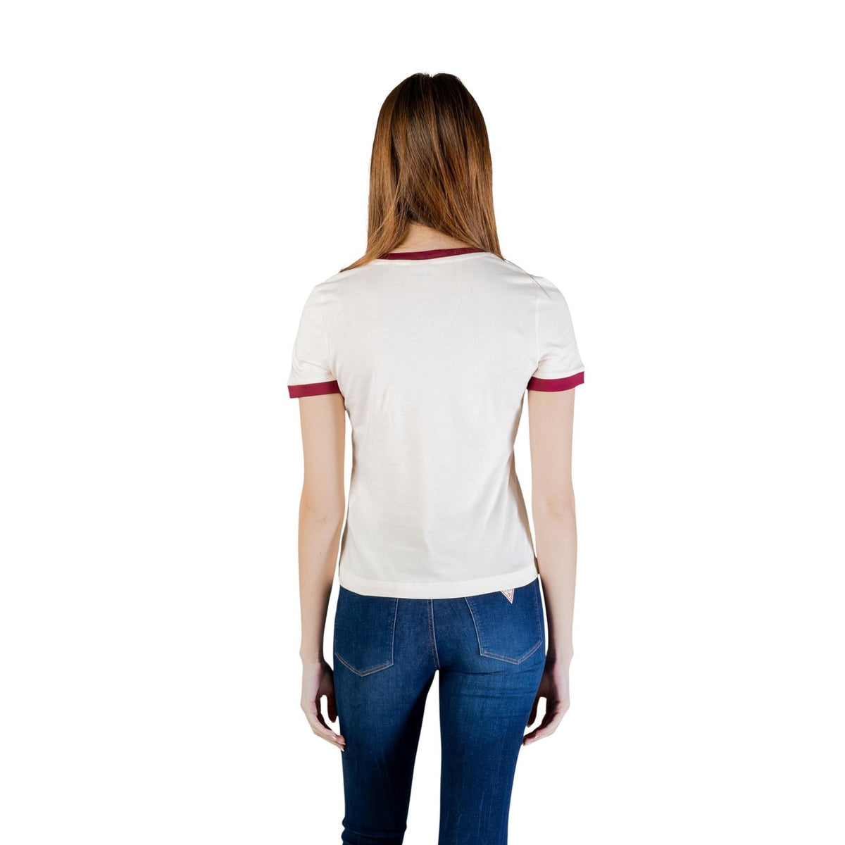 Image 3 : Vue d'ensemble du t-shirt Guess Active femme beige style collegiate avec finitions bordeaux — delvale