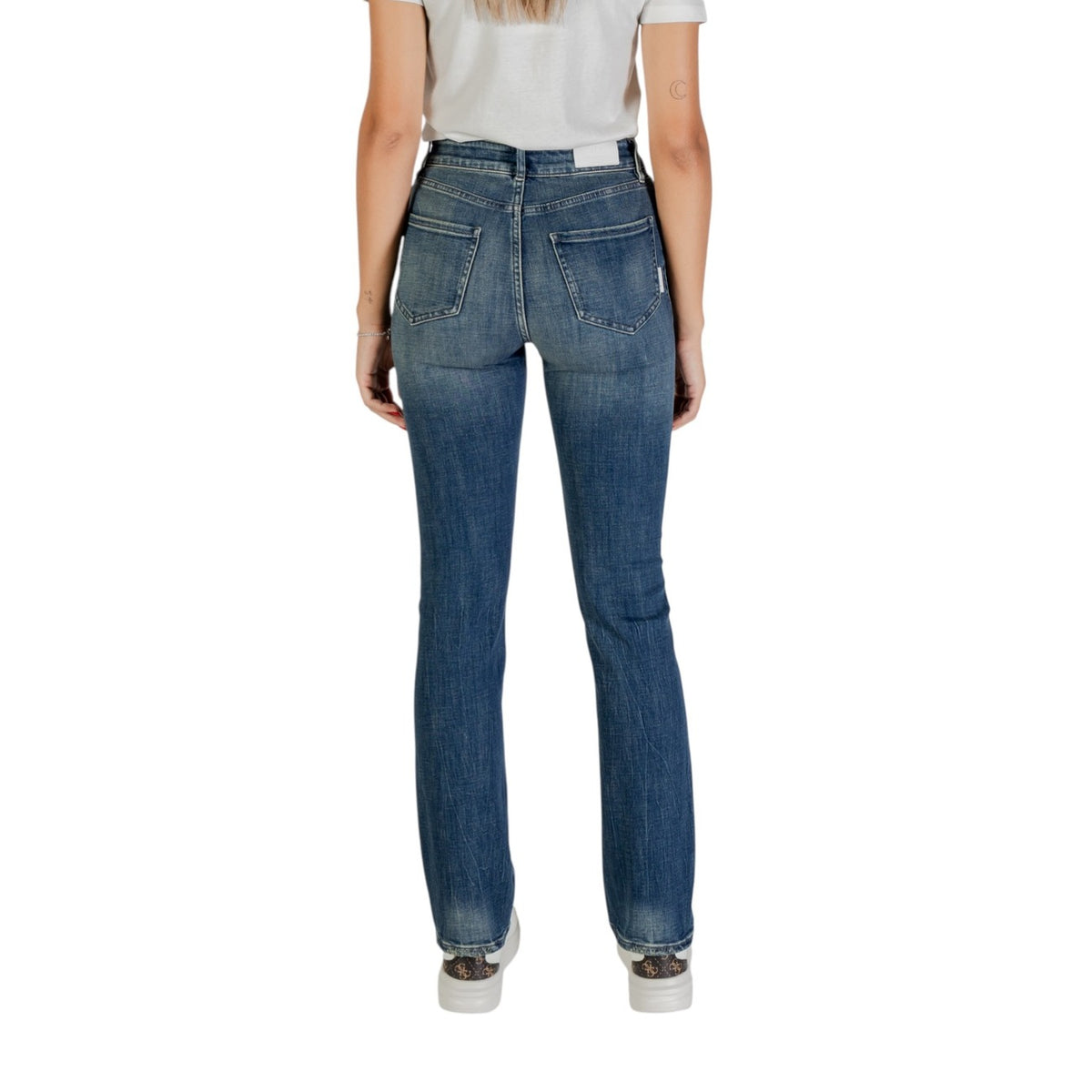 Image 2 : Détail du jean Armani Exchange femme bleu effet authentique délavé — delvale