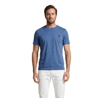 Image 4 : Mannequin homme portant le t-shirt jaune U.S. Polo Assn. avec jean blanc, look casual — Delvale