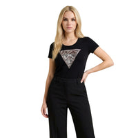 Image 6 : Look complet avec le t-shirt Guess femme triangle logo beige, jean et ceinture dorée — Delvale